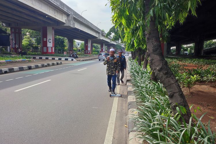 Relawan Ranjau Paku ketika menyisir Paku hingga besok payung Jalan D I Panjaitan , Jumat (10/1/2025) 