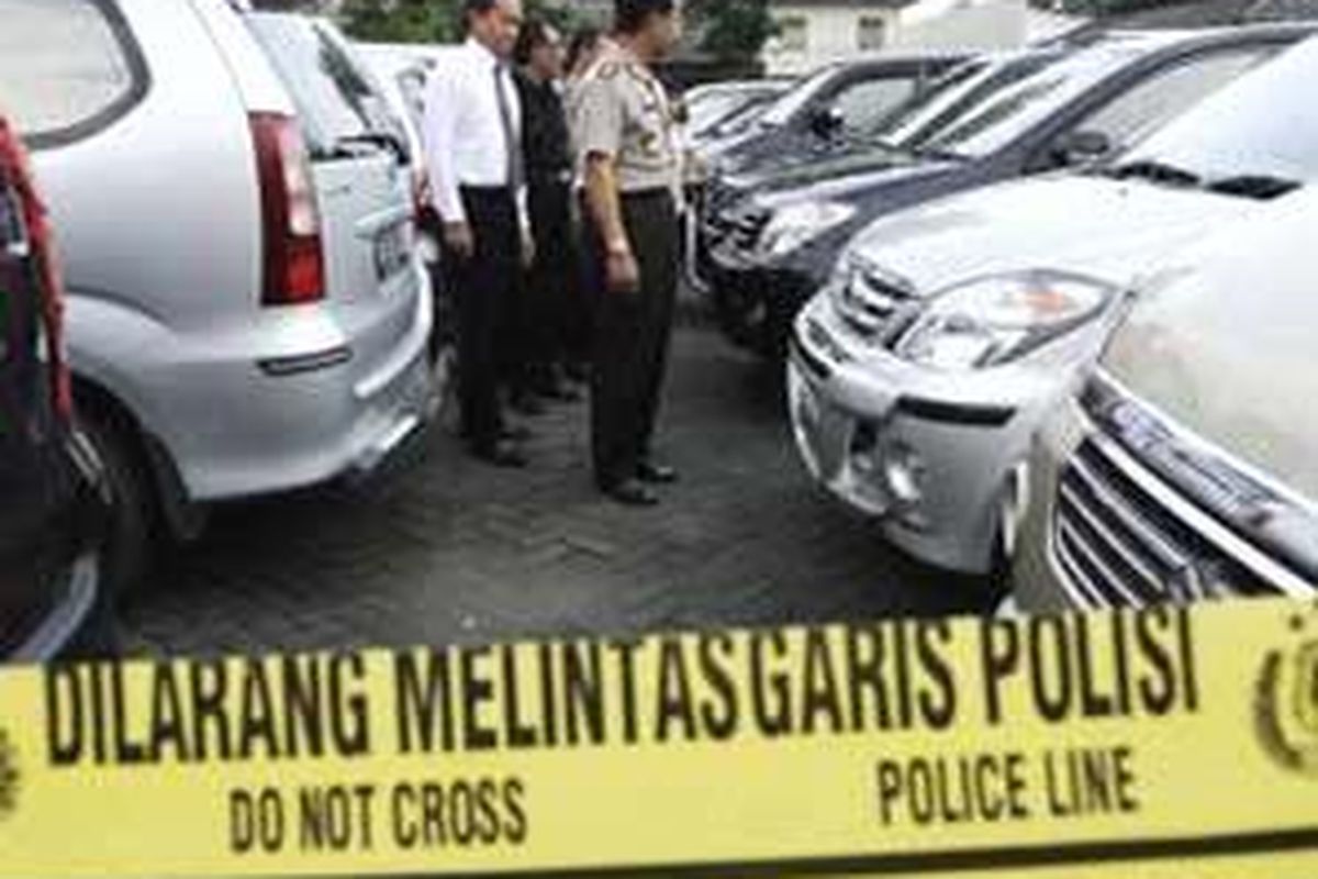 Kepala Kepolisian Wilayah Surakarta Kombes Taufik Ansorie (depan) memeriksa mobil yang disita dari pelaku penggelapan mobil di halaman Polwil Surakarta, Jawa Tengah, Senin (5/5). Petugas menangkap tiga tersangka pelaku penggelapan dengan modus menjual atau menggadaikan mobil yang mereka disewa.