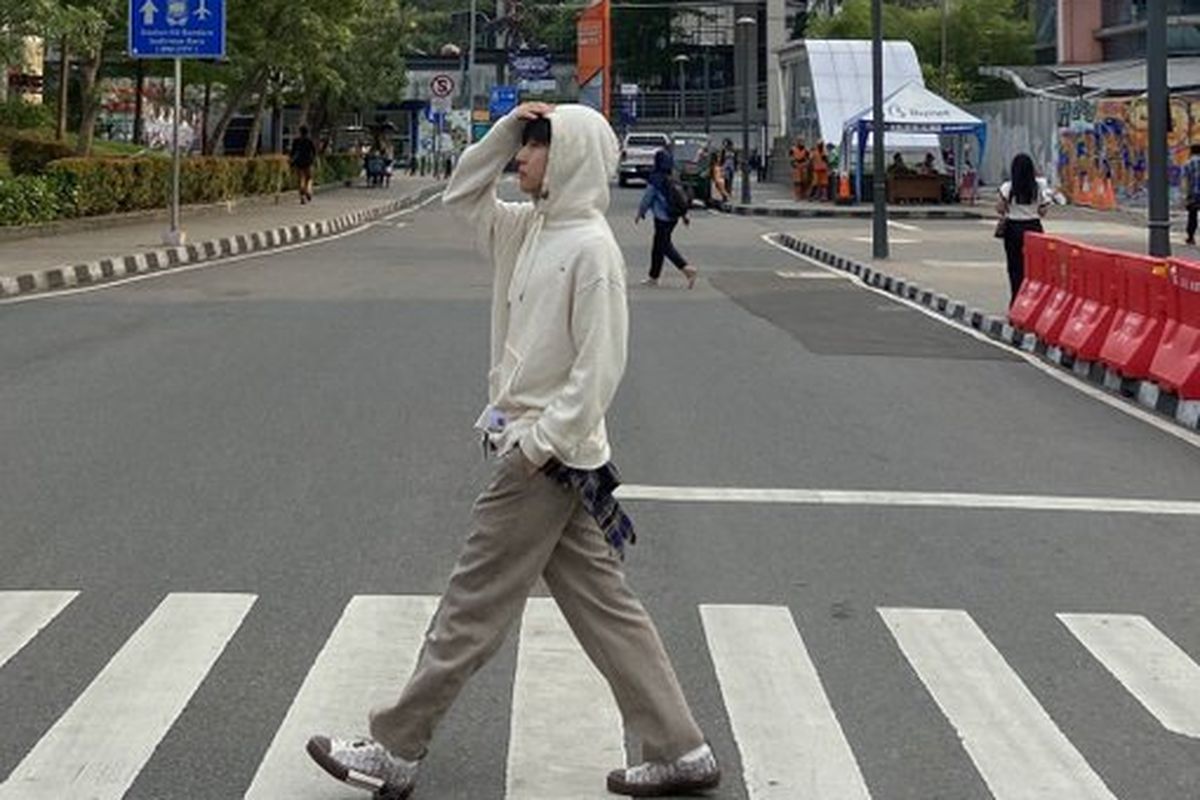 Momen Renjun, salah satu anggota boyband NCT Dream, sempat menjajal zebra cross yang biasa digunakan untuk gelaran Citayam Fashion Week, Kamis (30/9/2022).