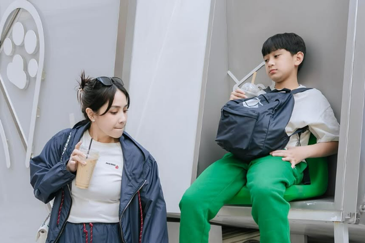 Nagita Slavina membagikan tips padu padan outfit agar tetap stylish, bisa dengan item basic seperti kemeja putih.