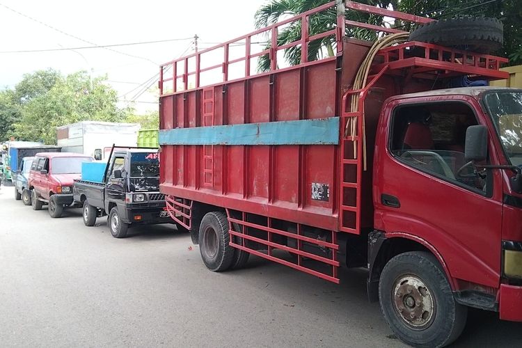 Antrean puluhan kendaraan yang hendak mengisi bahan bakar minyak (BBM) jenis solar kembali terjadi di beberapa stasiun pengisian bahan bakar umum (SPBU) di Kota Baubau, Sulawesi Tenggara, Kamis (17/11/2022).