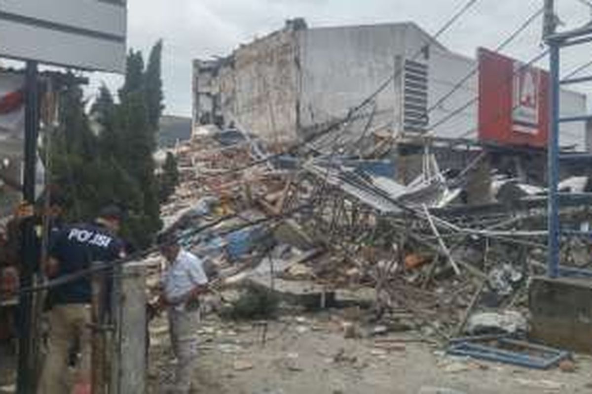 Petugas kepolisian tengah melakukan identifikasi di bangunan PHD Jatimurni, Pondok Gede yang rusak karena ledakan pada Minggu (23/10/2016) pagi.  