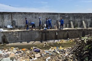 Tanggul Muara Baru Jakut Bocor, Tambalan Karung Pasir Tak Akan Bertahan Lama