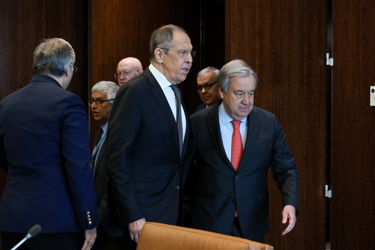 Menteri Luar Negeri Rusia Sergei Lavrov dan Sekjen PBB Antonio Gutterres berjalan mengikuti pertemuan dewan keamanan PBB di markas besar PBB di New York pada 24 April 2023. 