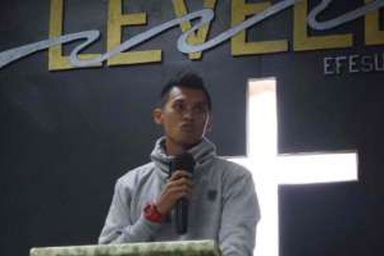 Lerby Eliandry saat memberikan kesaksian di hadapan jemaat mahasiswa Indonesia di sebuah gereja di Makati, Filipina, pada Minggu (20/11/2016).