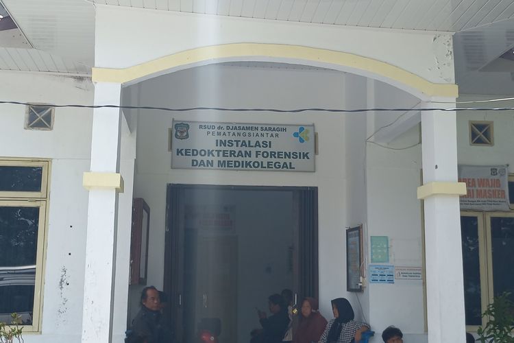 Foto: Keluarga korban diduga tabrak lari menunggu di ruang instalasi jenazah RSUD Djasamen Saragih Kota Pematangsiantar, Jalan Vihara, Kelurahan Simalungun, Kota Pematangsiantar, Provinsi Sumut, Kamis (2/5/2024).