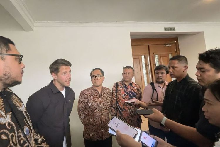 Head of Legal Arc&rsquo;teryx Equipment Cameron Clark (kedua kiri), memberikan keterangan kepada media usai sidang perdana gugatan pembatalan merek Arc&rsquo;teryx di Pengadilan Niaga Jakarta Pusat, Selasa (12/8/2025).