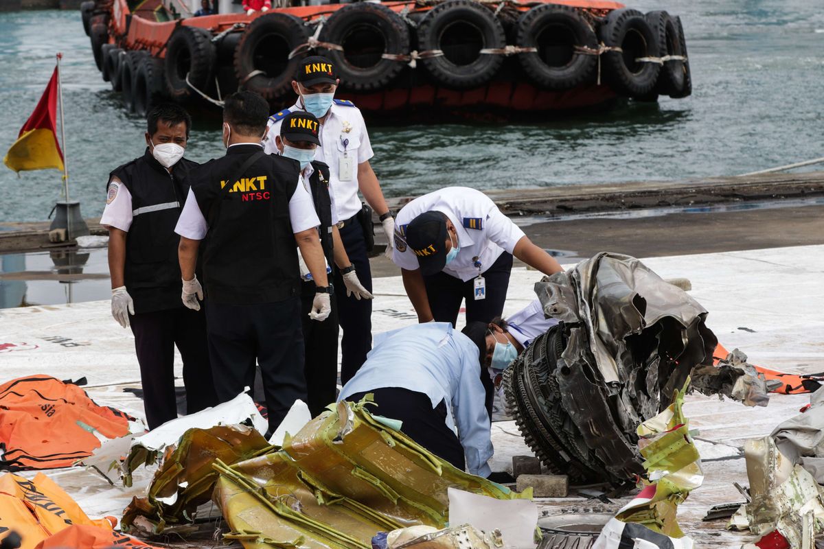 Petugas KNKT memeriksa bagian turbin pesawat Sriwijaya Air SJ 182 rute Jakarta - Pontianak yang jatuh di perairan Kepulauan Seribu di Posko SAR Sriwijaya Air, Dermaga JICT II, Tanjung Priok, Jakarta, Rabu (13/1/2021).