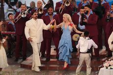 Dua Gaya Ikonik Bad Bunny di Super Bowl Halftime Show 2026