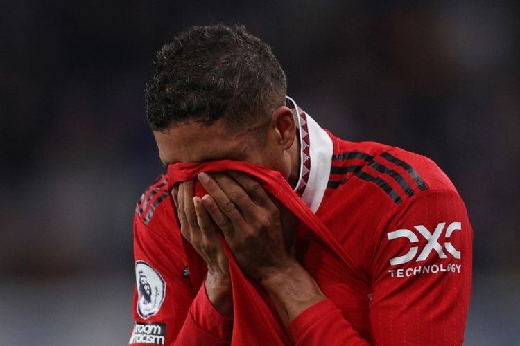 Reaksi bek Man United Raphael Varane saat meninggalkan lapangan setelah mengalami cedera pada pertandingan Chelsea vs Man United pada pekan ke-13 Liga Inggris 2022-2023 di Stadion Stamford Bridge, Sabtu (22/10/2022). (Foto oleh Adrian Dennis/AFP)