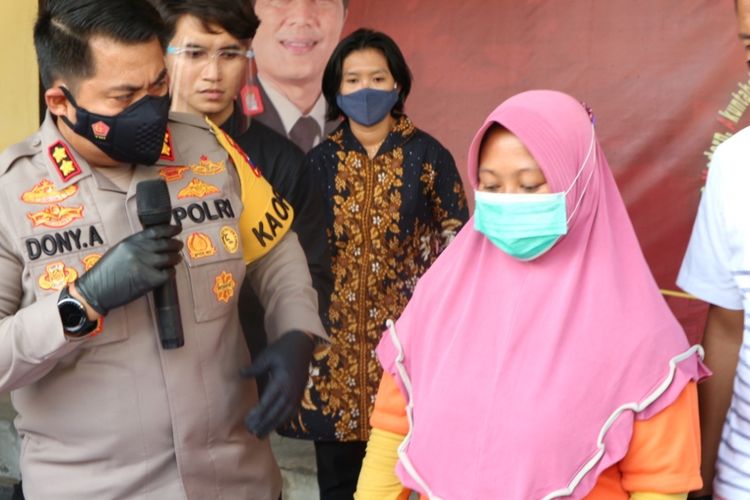 Bandar arisan lebaran terduga kasus penipuan dan penggelapan dihadirkan dalam konferensi pers, di Mapolres Mojokerto, Senin (24/5/2021).