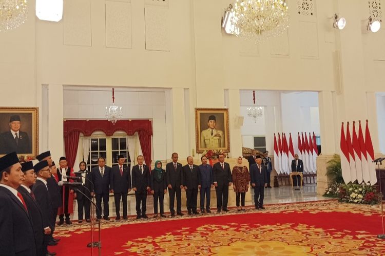 Presiden Joko Widodo saat melantik 9 orang anggota KPPU di Istana Negara, Jakarta, Kamis (18/1/2024).