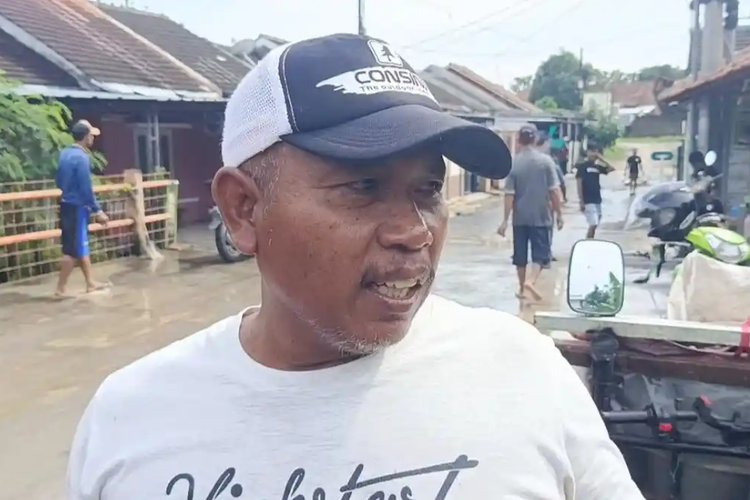 Aksi Heroik Sekuriti Menerjang Banjir Cirebon, Selamatkan Belasan Sepeda Motor