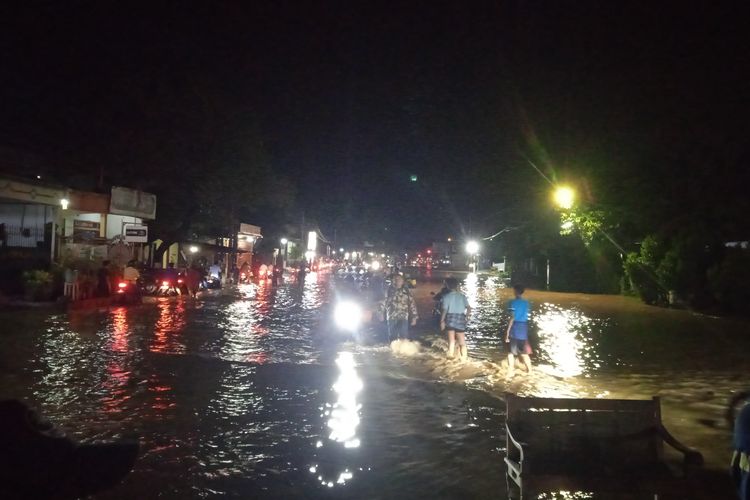 Jalur pantura di desa Tambakrejo, Kecamatan Kraton, Kabupaten Pasuruan, Jawa Timur karena ketinggian mencapai 30-60 sentimeter, Senin (27/01/2025) 