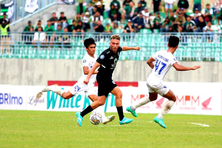 Aksi Ze Valente kala diapit dua pemain dalam laga pekan ke-26 Liga 1 2022-2023 antara Persebaya Surabaya vs PSM Makassar di Gelora Joko Samudro, Gresik, Jumat (24/2/2023). Duel Persebaya vs PSM tuntas dengan skor 0-1.