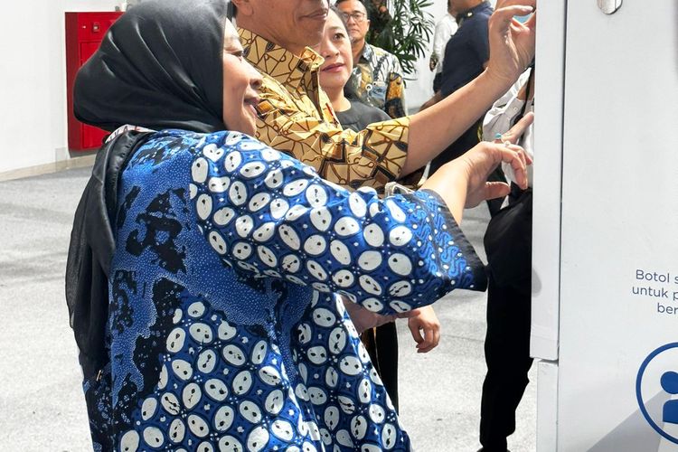 Presiden Joko Widodo (Jokowi) mengunjungi stand Danone Indonesia dalam Festival Lingkungan, Iklim, Kehutanan, dan Energi EBT (LIKE) 2023, Senin (18/9/2023).
