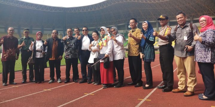 5 anggota Komisi X DPR RI foto bersama PJ Walikota Bekasi Ruddy Gandakusumah di Stadion Patriot Candrabhaga, Kota Bekasi, Kamis (12/07/2018).