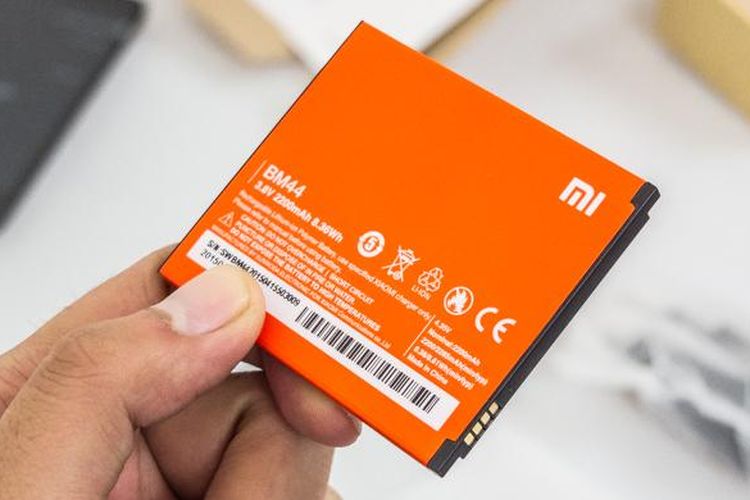 Baterai Li-Po Redmi 2 Prime berkapasitas 2.200 mAh dan dilapis stiker berwarna jingga seperti baterai-baterai smartphone lainnya dari Xiaomi.