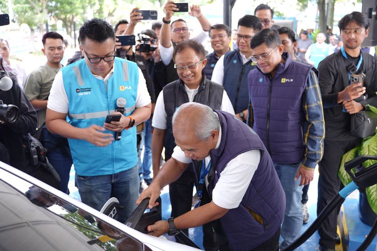 Rombongan PLN bersama pemangku kepentingan meninjau operasional SPKLU Center di jalur strategis mudik untuk memastikan layanan pengisian kendaraan listrik berjalan andal selama Nataru 2025/2026.