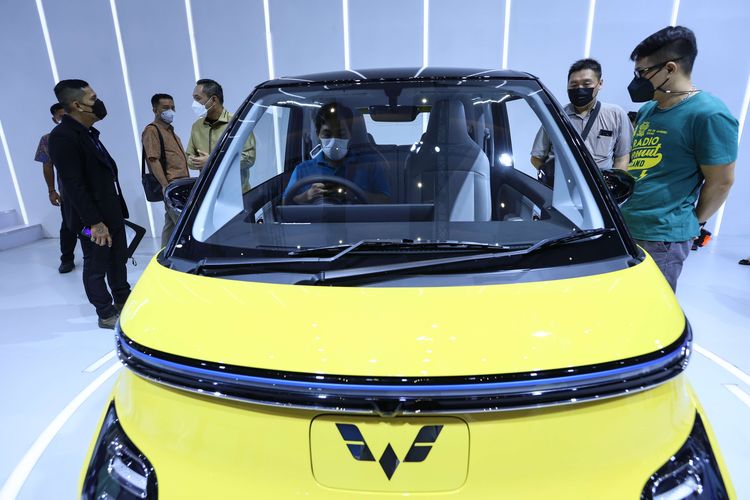 Pengunjung menyaksikan mobil listrik Wuling Air Ev di ajang Periklindo Electric Vehicle Show (PEVS) 2022 di JIExpo Kemayoran, Rabu (27/7/2022). Selain desainnya yang compact, pengisian daya Air ev bisa dilakukan di rumah dengan memperhatikan terlebih dahulu kapasitas listrik rumah, mengusung konsep easy home charging.