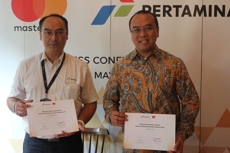 [Dari kanan ke kiri] Tommy Singgih, Director, Mastercard Indonesia dan Deny Djukardi, Commercial Retail Fuel Marketing Manager, PT Pertamina (Persero) menandatangani Memorandum of Understanding yang menandakan kelanjutan kerja sama antara Pertamina dan Mastercard untuk menunjang sistem pembayaran elektronik di seluruh SPBU Pertamina di Indonesia.