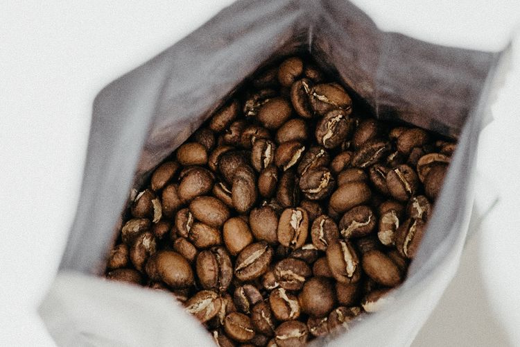 Biji kopi bisa menjadi pilihan kado untuk cowok bujet Rp 200.000-an.