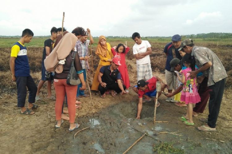 Sejumlah sumur alam muncul secara misterius di areal lahan milik Perhutani petak 27 masuk Dusun Gayamsari, Desa Rawajaya, Kecamatan Bantarsari, Cilacap, Jawa Tengah. Sumur berdiameter 50 centimeter itu menyerupai kawah kecil dan mengeluarkan letupan gas disertai lumpur.