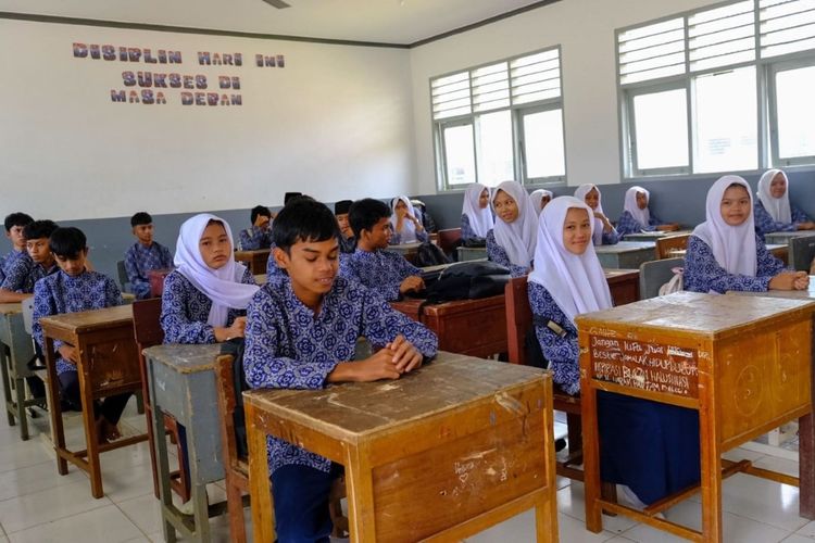 Dari Ruang Kelas hingga Bus Sekolah, Dukungan Pendidikan untuk Siswa SMPN 20 Talao