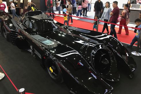 Bisa Swafoto dengan Mobil Batman di Telkomsel IIMS 2019