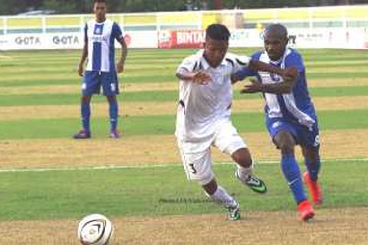 Boaz Solossa melakoni debut bersama Carsae FC dalam pertandingan melawan D.I.T FC di Stadion Municipal Dili, Jumat (26/2016). 
