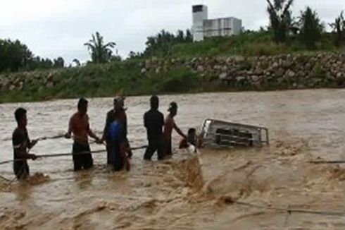 Ada Banjir Bah, Warga Panik Selamatkan Mobil Terbawa Arus