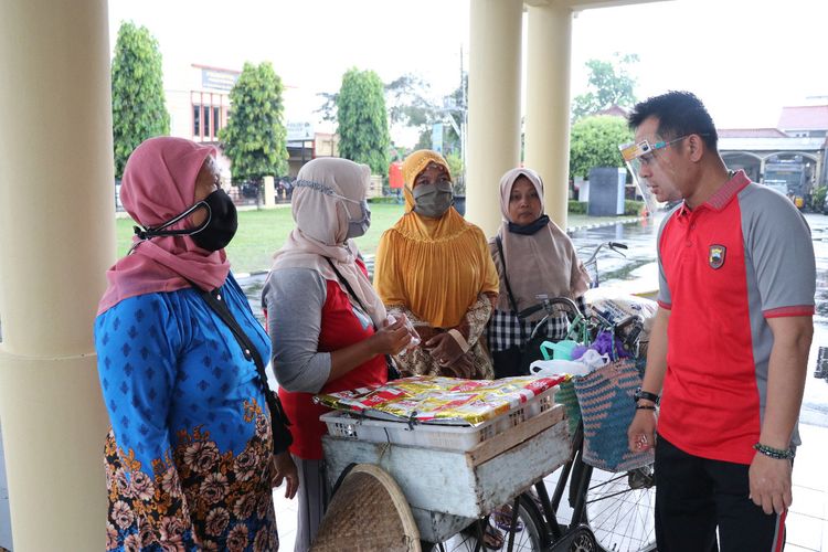Kapolres Kebumen AKBP Rudy Cahya Kurniawan berbincang dengan pedagang jajanan keliling yang diundang ke Mapolres Kebumen, Jawa Tengah, Jumat (16/10/2020).
