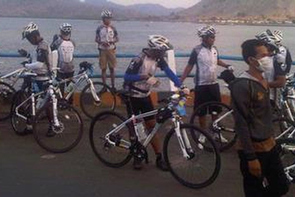 Beberapa peserta Jelajah Sepeda Bali-Komodo menyempatkan diri berfoto dengan latar belakang bukit-bukit gundul di Alas, Sumbawa, Rabu (19/9/2012).