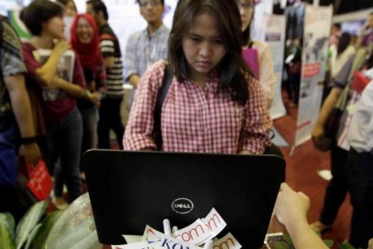 Pencari kerja mengisi formulir lamaran kerja di Kompas Karier Fair 2014 di Balai Kartini, Jakarta, Jumat (22/8/2014). Acara yang berlangsung hingga Sabtu, 23 Agustus ini diikuti oleh 160 perusahaan yang berasal dari berbagai macam bidang mulai dari perbankan, asuransi, konstruksi, media hingga otomotif. 