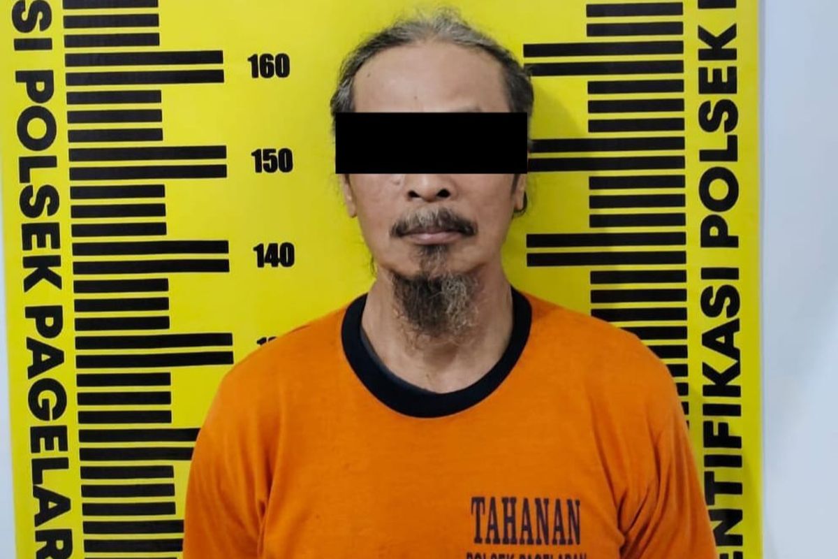 Tersangka kasus penipuan dengan modus penggandaan uang saat diperiksa jajaran Polsek Pagelaran.