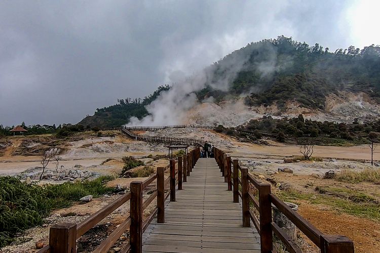 Jembatan kayu di Kawah Sikidang Dieng.