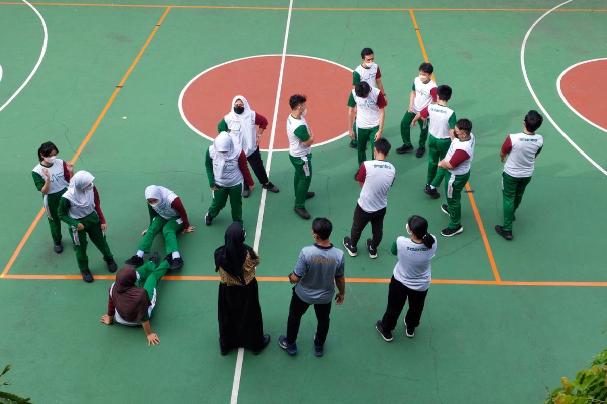 Suasana murid saat mengikuti mata pelajaran olahraga di SMAN 1 Tangerang, Kota Tangerang, Selasa (8/3/2022).