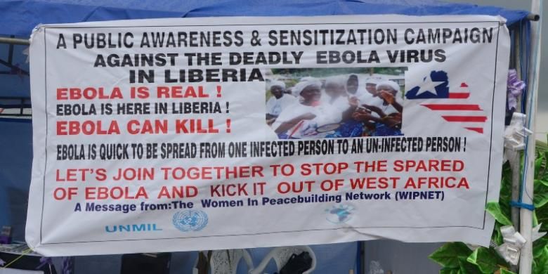 Sebuah poster informasi tentang penyakit ebola dipasang di salah satu sudut kota Monrovia, Liberia. Pada Kamis (7/8/2014), pemerintah Liberia menetapkan status darurat ebola setelah penyakit itu membunuh hampir 300 orang warga negara itu.