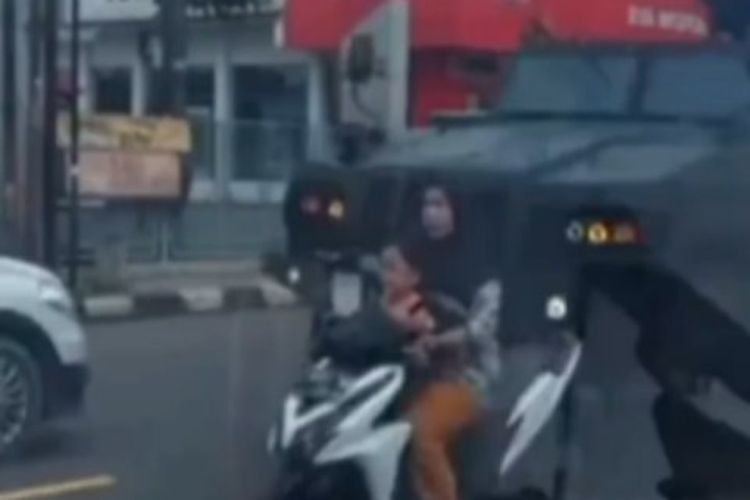 Pengendara motor tertabrak iring-iringan kendaraan tempur di Purwakarta