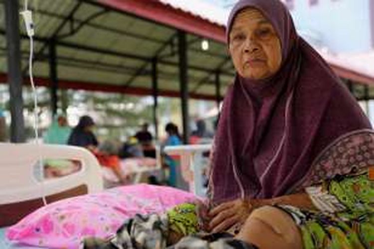 Pasien yang merupakan korban gempa dirawat di lorong RSUD Kabupaten Pidie Jaya, Aceh, Sabtu, (8/12/2016). Gempa bumi berkekuatan 6,5 SR yang berpusat di Pidie Jaya, Aceh pada Rabu (7/12/2016), mengakibatkan banyak korban luka-luka dan dirawat di Rumah Sakit Umum Daerah Pidie Jaya, Meureudeu, Aceh.
