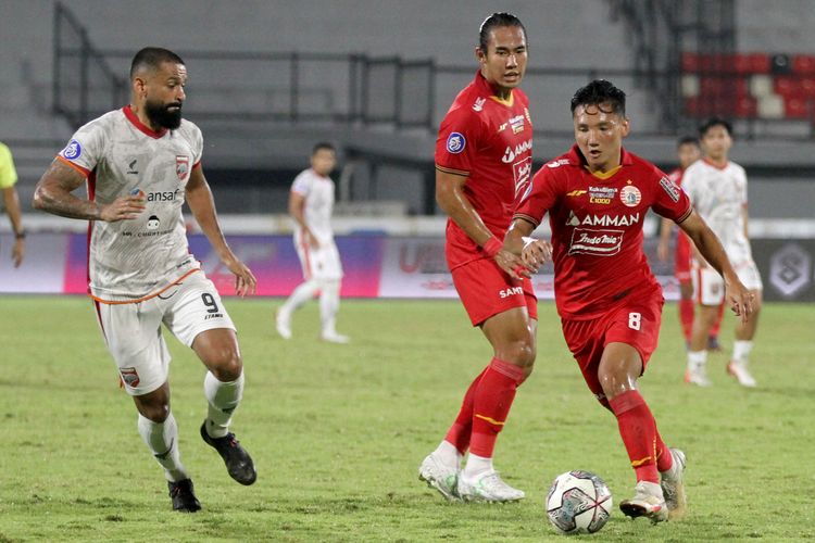Pemain Persija Jakarta Syahrian Abimanyu sedang menggiring bola dan dijaga ketat pemain Borneo FC saat pertandingan pekan 30 Liga 1 2021-2022 yang berakhir dengan skor 1-2 di Stadion Kapten I Wayan Dipta Gianyar, Kamis (10/3/2022) malam.
