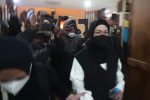 Bupati Sukoharjo Etik Suryani Langsung Dihujani Pertanyaan Usai Diperiksa 8 Jam Terkait OTT KPK