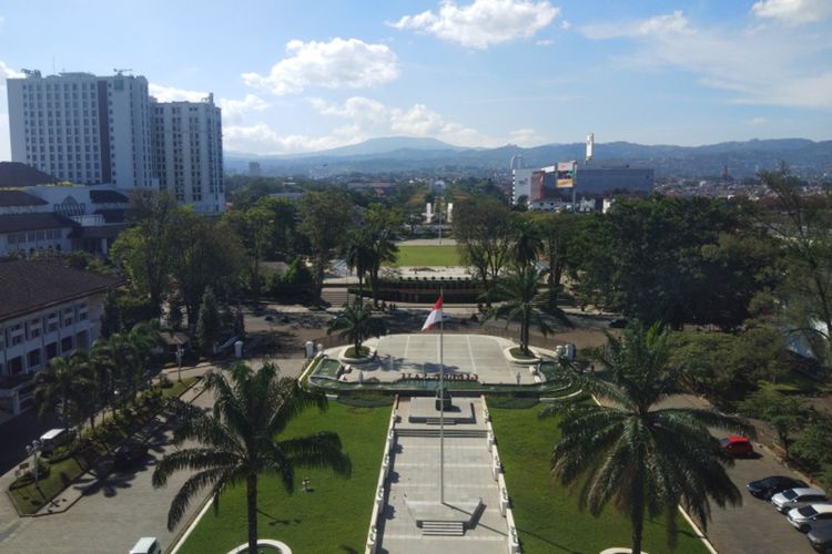 Bangunan Gedung Sate di bagian selatan berposisi sejajar dengan monumen perjuangan di bagian utara.