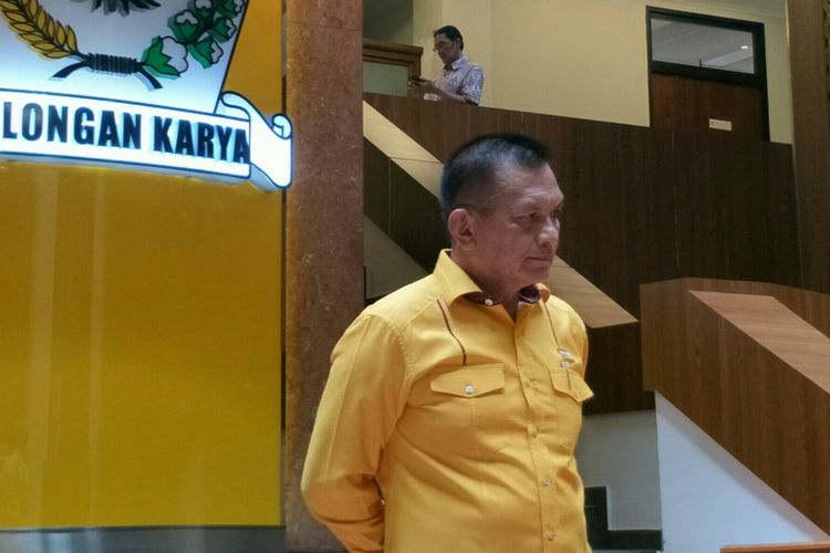 Sekjen Golkar Lodewijk Freidrich Paulus di Kantor DPP Golkar