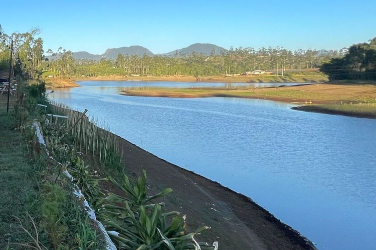 Penurunan Air di Situ Cileunca, Kecamatan Pangalengan, Kabupaten Bandung, Jawa Barat mencapai 60 persen akibat kemarau panjang, pada Jumat (29/9/2023)