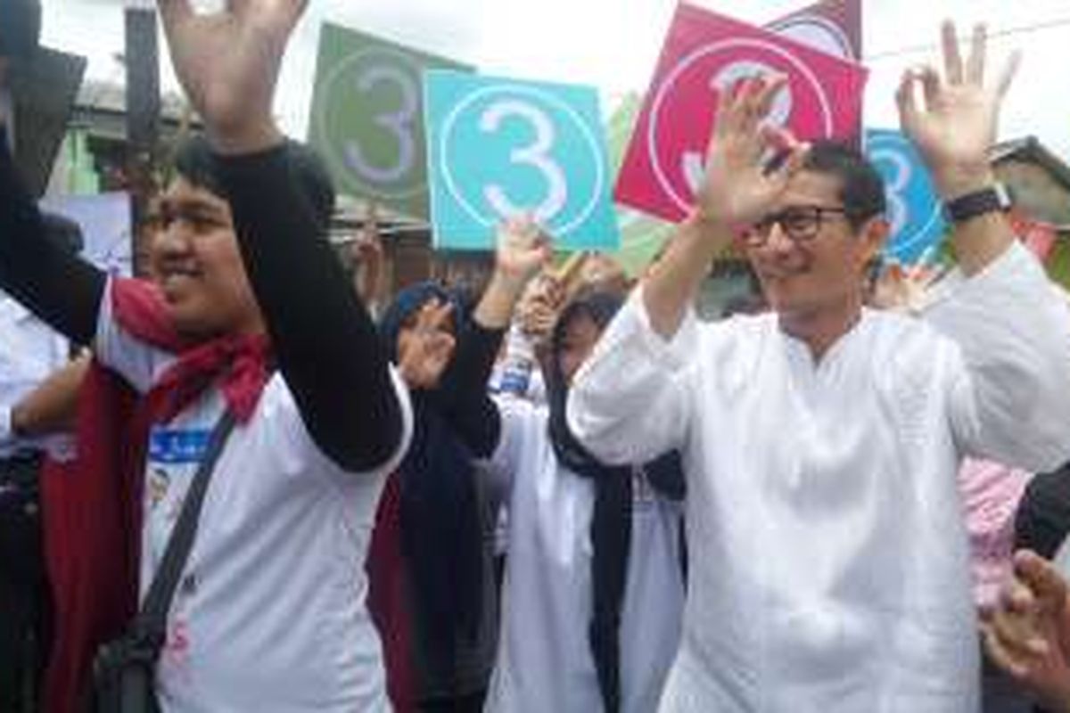 Sandiaga Uno saat mendatangi warga di Kelurahan Pegadungan, Kalideres, Jakarta Barat, Jumat (25/11/2016)