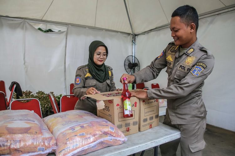 Petugas di posko pengumpulan bantuan di Balai Kota Surabaya, Rabu (26/2/2025).