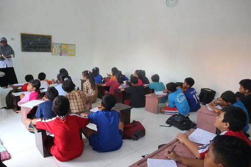 Sekolah Kebanjiran, Siswa di Mojokerto Lesehan Belajar di Ruangan TPQ