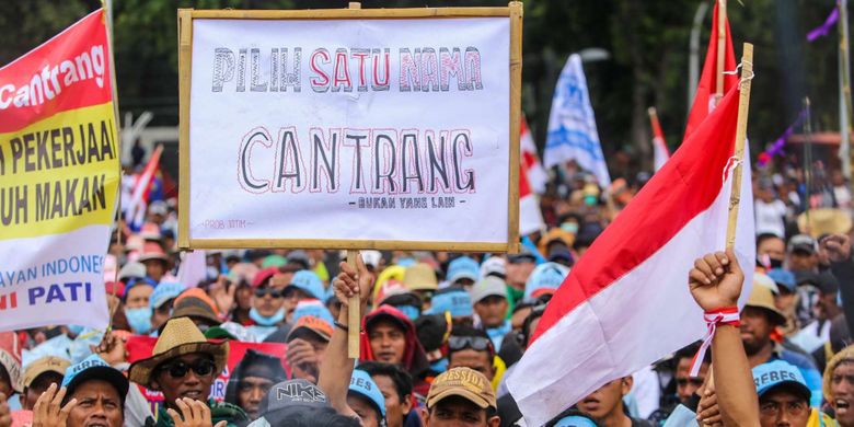 Nelayan dari berbagai daerah menggelar aksi demonstrasi di depan Istana Negara, Jakarta Pusat, Rabu (17/1/2018). Mereka menolak aturan pelarangan penggunaan cantrang oleh Kementerian Kelautan dan Perikanan ( KKP) dan mendesak Pemerintah mencabut Peraturan Menteri Nomor 2/2015 yang mengatur penggunaan alat cantrang oleh nelayan tradisional.