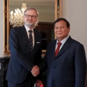 Presiden Prabowo Subianto saat bertemu Perdana Menteri Republik Ceko, Petr Fiala di Praha, Senin (17/6/2025) waktu setempat.
